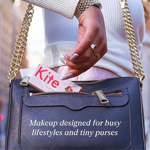 On The Glow Concealer- Shade 07 Natural Finish, Multi-Purpose, Medium-Coverage - Picture 7 of 12